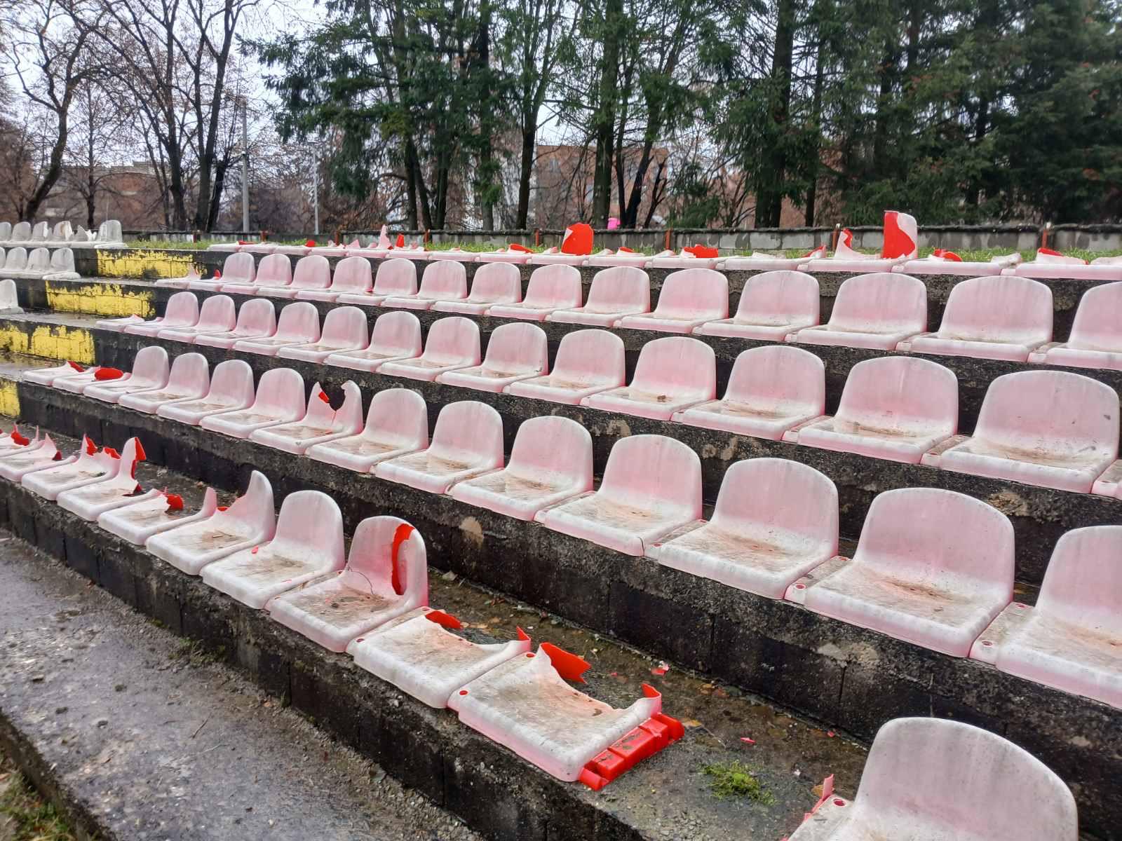 Bruka na fudbalskoj utakmici u Čačku: Navijači iz Smedereva revoltirani polomili čak 168 stolica na stadionu 
