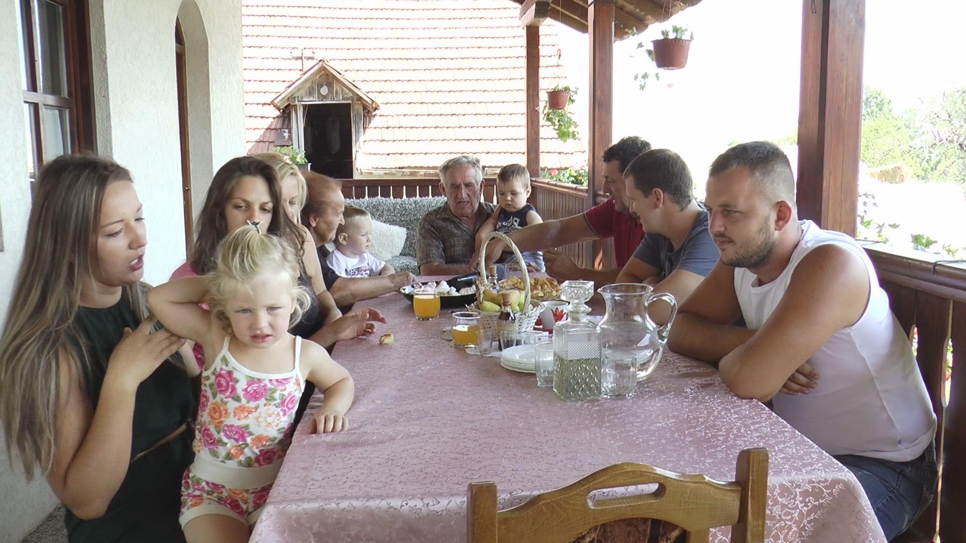 Majke, svekrve i snajke u kući Erića žive pod istim krovom / foto: RINA
