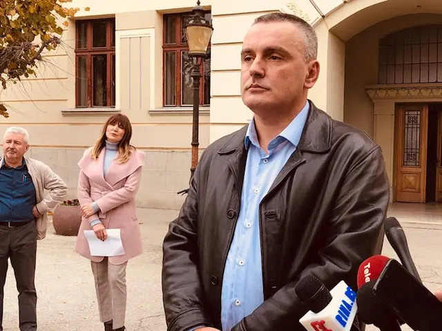 Konfuzuja u Čačku - neke škole rade, druge ne rade: Sindikalci u podne zakazali protest pa konferenciju za medije, Aktiv direktora poziva prosvetne radnike na posao