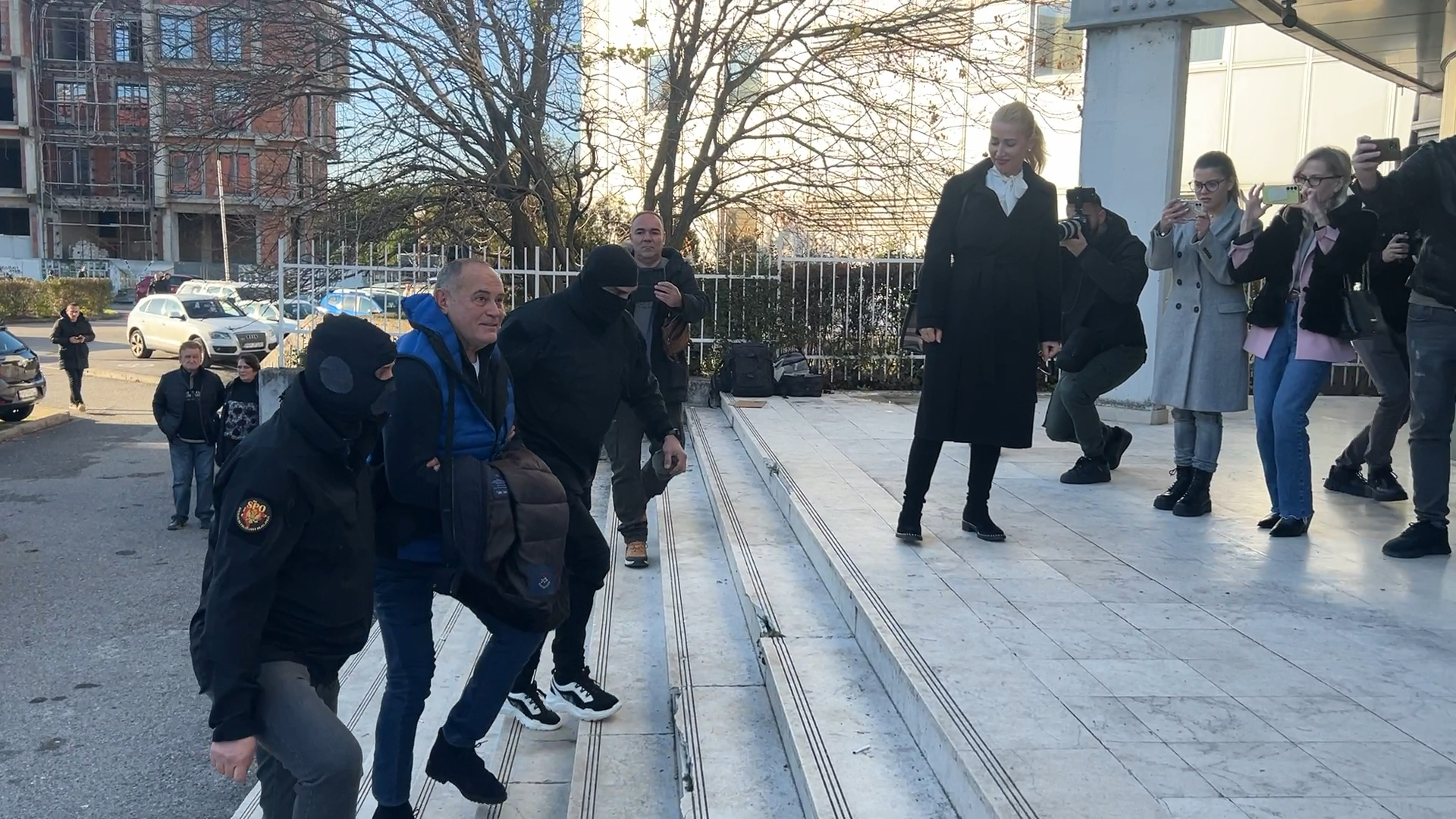 Bivši ministar doveden na saslušanje, dočekala ga uplakana supruga: Simović se zajedno sa ostalim kolegama tereti za proneveru novca (FOTO)(VIDEO) 