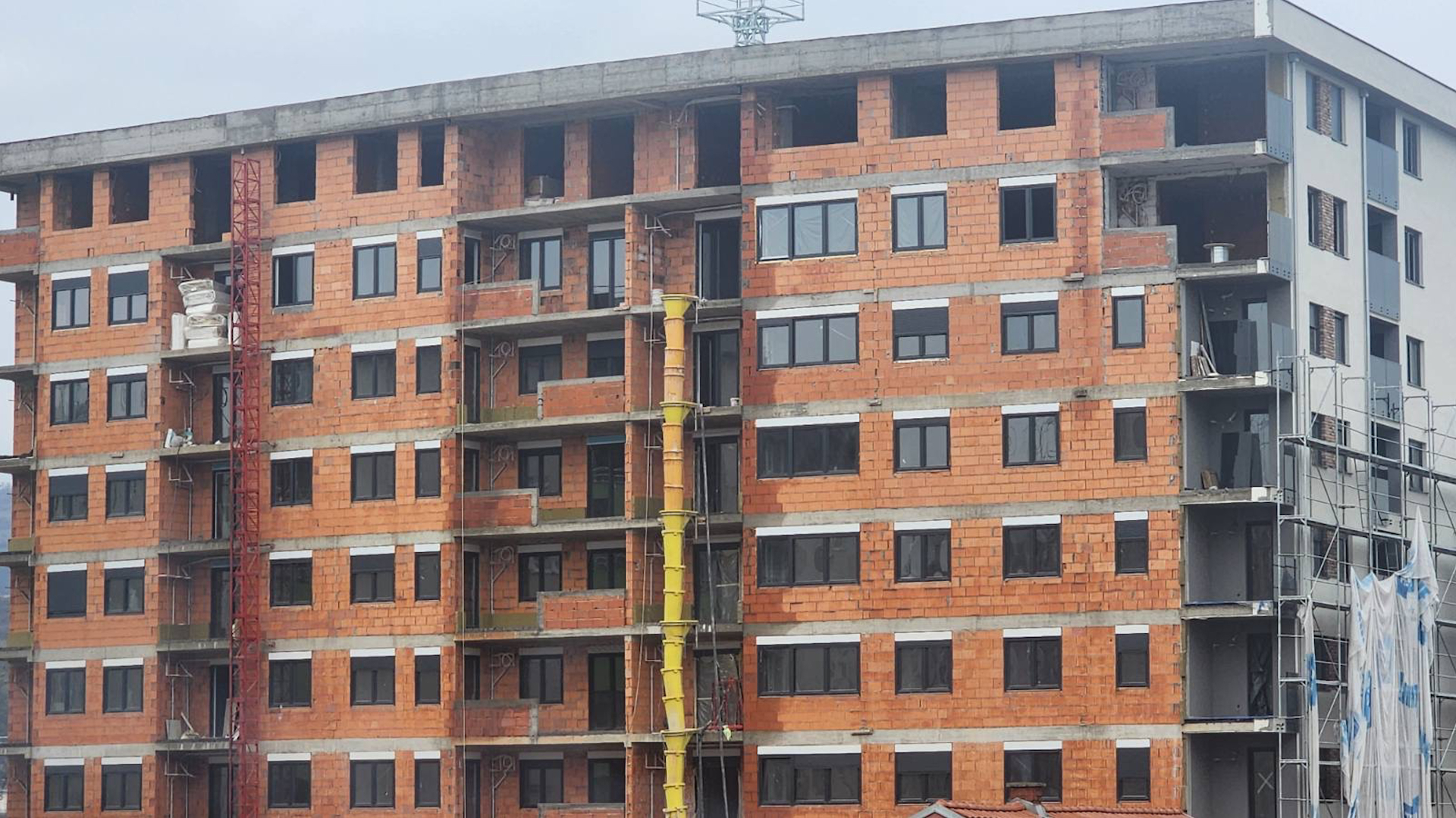 Pao sa ove zgrade i sa visine od preko 20 metara u podzemnu rupu punu vode: Detalji stravične nesreće u Novom Pazaru, nastradao mladi građevinski inženjer (FOTO) 