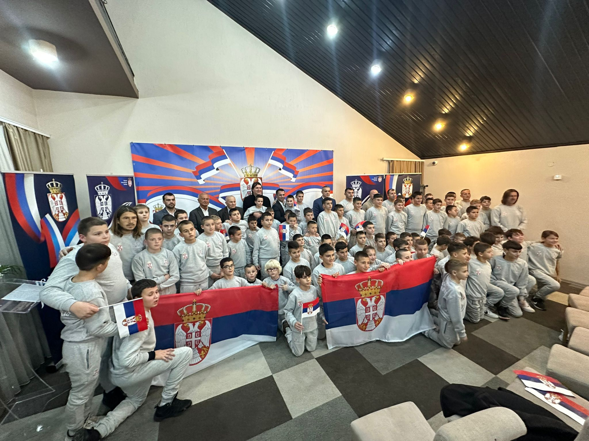 Mališani čuvaju srpsku kulturu i tradiciju: Deca iz regiona oduševila Arilje, okupili se na manifestaciji koja slavi sport i srpstvo (FOTO)