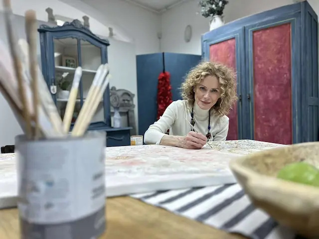 Ne bacajte stari nameštaj, ona od njega pravi čudo: Marija iz Čačka je vanserijska umetnica koja dotrajalim predmetima svojom četkicom i bojama udiše novi život (FOTO)
