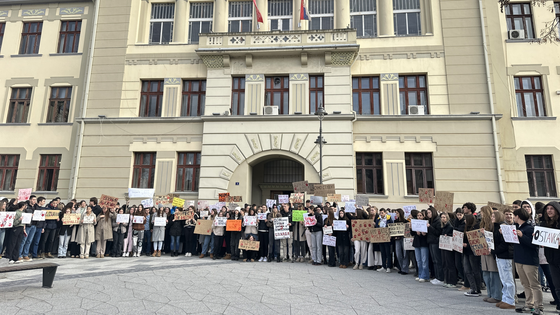 Učenici se okupili ispred Gimnazije u Čačku: Roditelji traže hitan sastanak sa direktorom škole i kažu - ne želimo da naša deca budu korišćena u političke svrhe (FOTO)