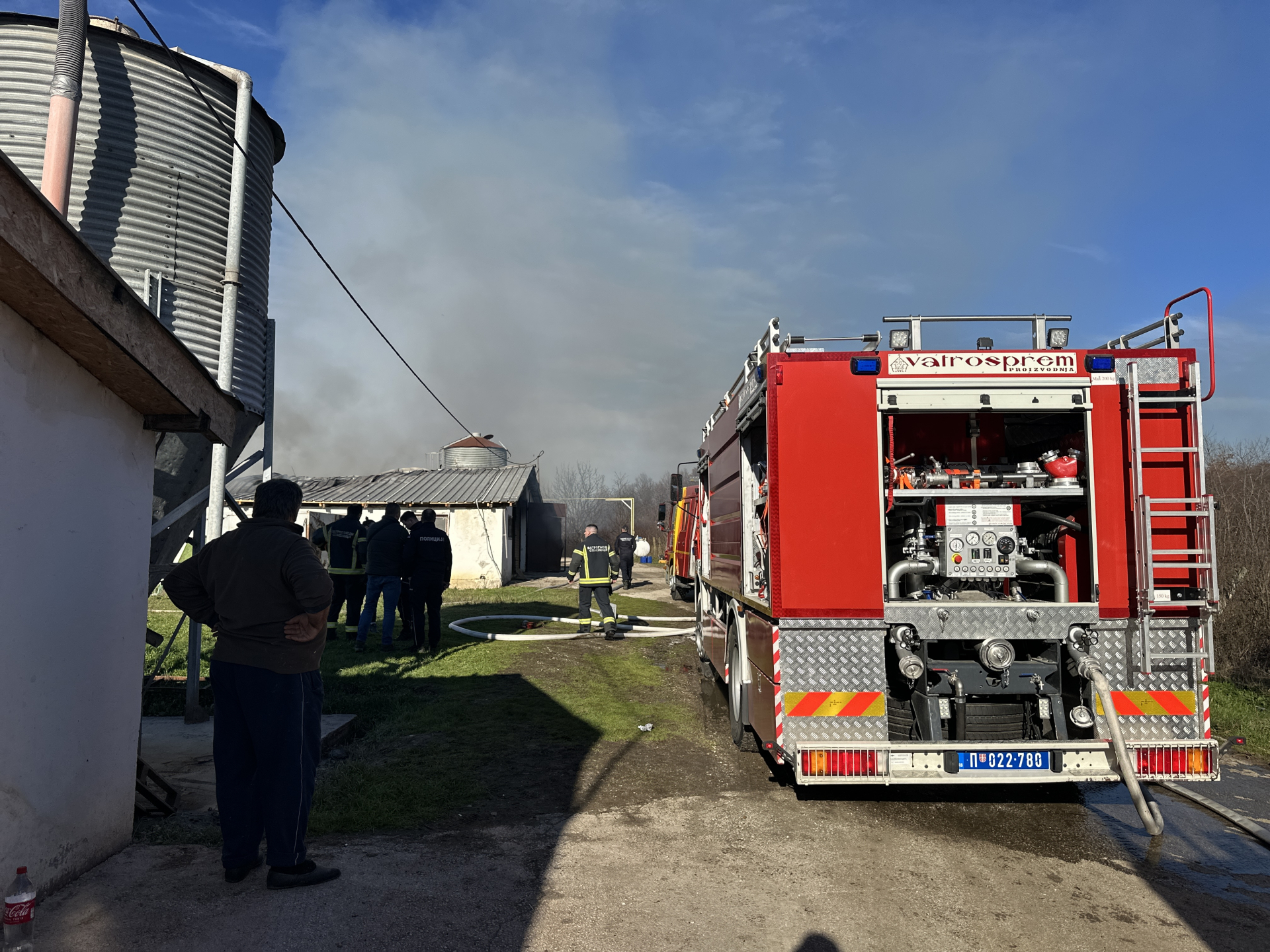 Gori čitav krov, vatra zahvatila halu od oko 1.000 kvadratnih metara: Prve slike sa mesta velikog požara na farmi pilića u Vranićima, vatrogascima pomažu i meštani (FOTO)(VIDEO)