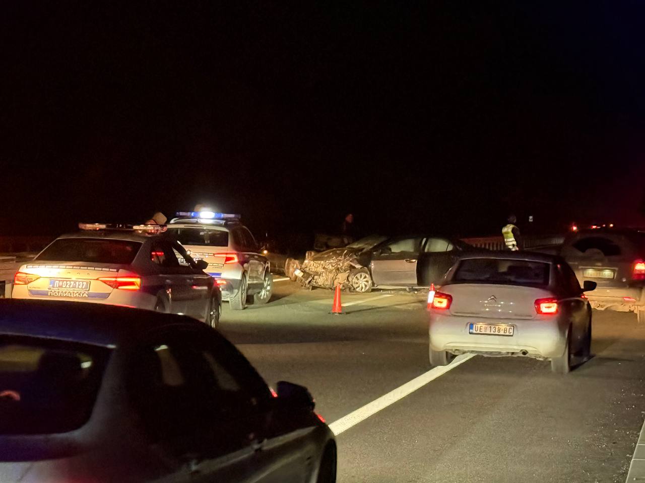 Žestok sudar tri vozila na auto-putu: Saobraćaj prekinut, apeluje se na vozače da idu Ibarskom magistralom (FOTO)