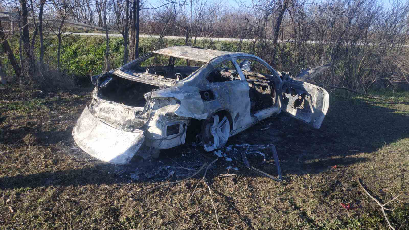 Smrtonosna tragedija izbegnuta za dlaku: Vozač sleteo u kanal pa se auto zapalio, vozilo uništeno do neprepoznatljivosti (FOTO)
