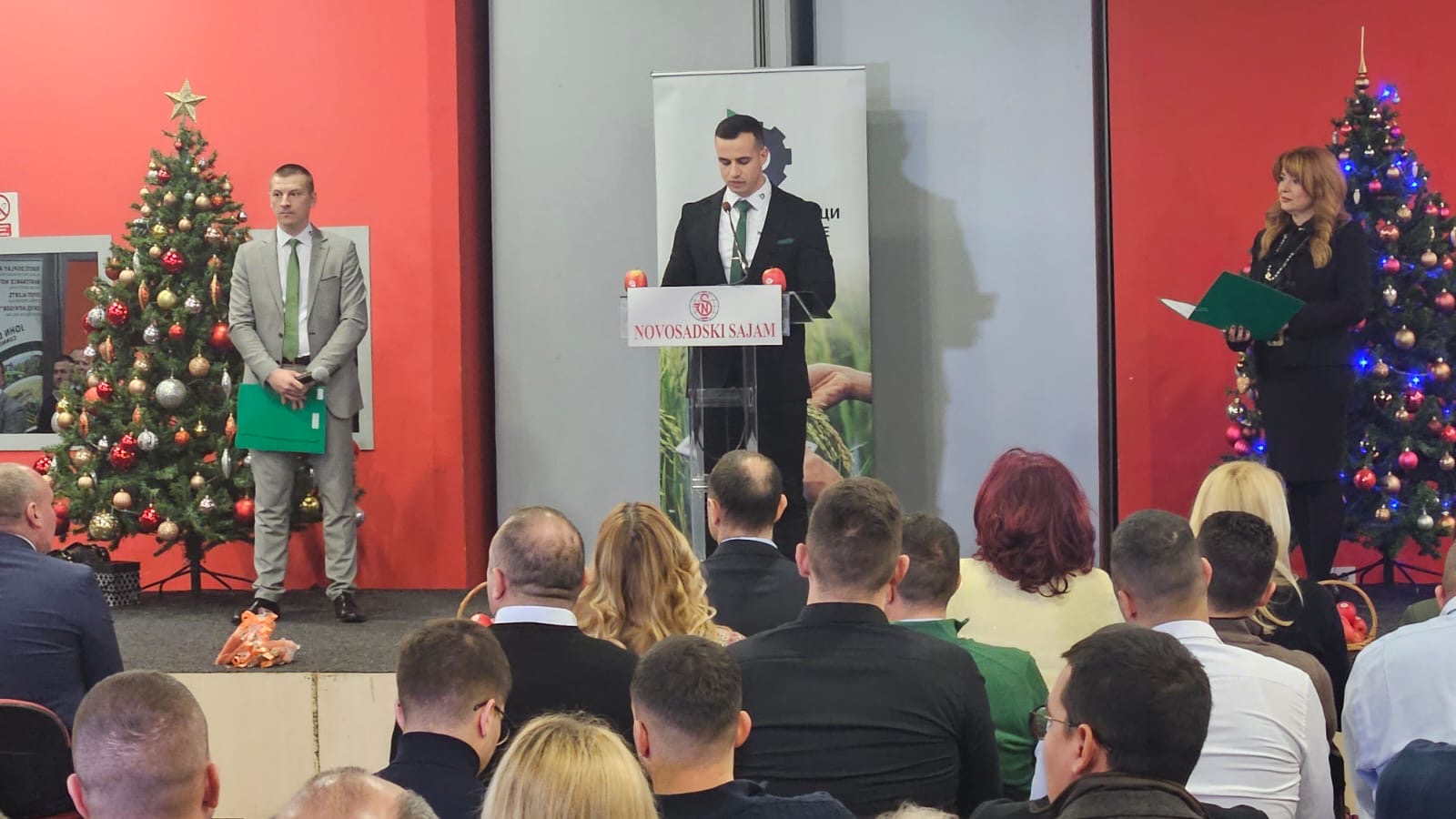 Prvi radni kombinezon dobila kad je imala sedam godina, danas sa setrom obrađuje na hektare zemlje: Jovana iz Gajdobre studira u Beču ali i radi sve poslove na imanju, ona je poljoprivrednica nove generacije (FOTO) 