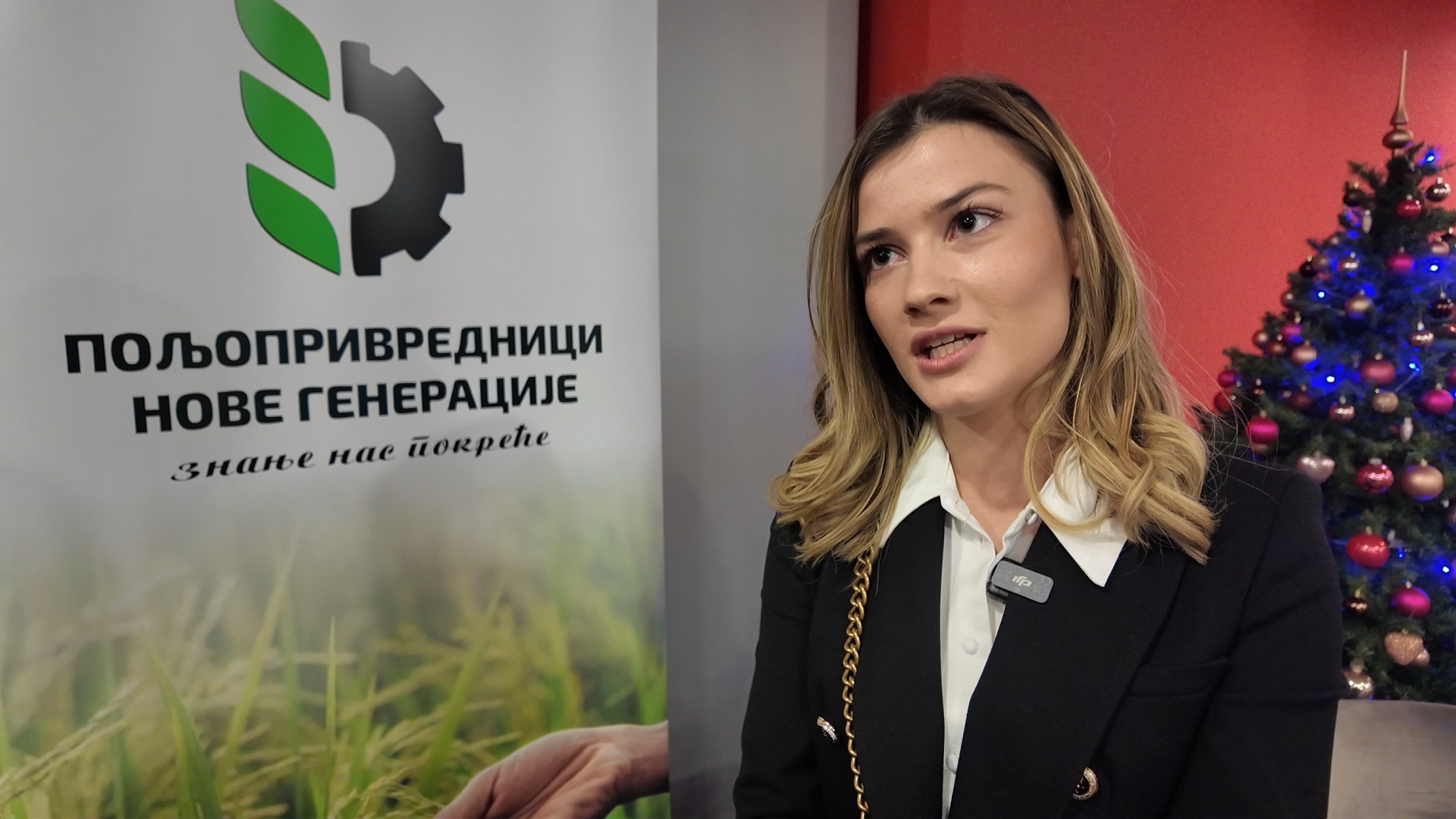 Prvi radni kombinezon dobila kad je imala sedam godina, danas sa setrom obrađuje na hektare zemlje: Jovana iz Gajdobre studira u Beču ali i radi sve poslove na imanju, ona je poljoprivrednica nove generacije/ Foto: RINA