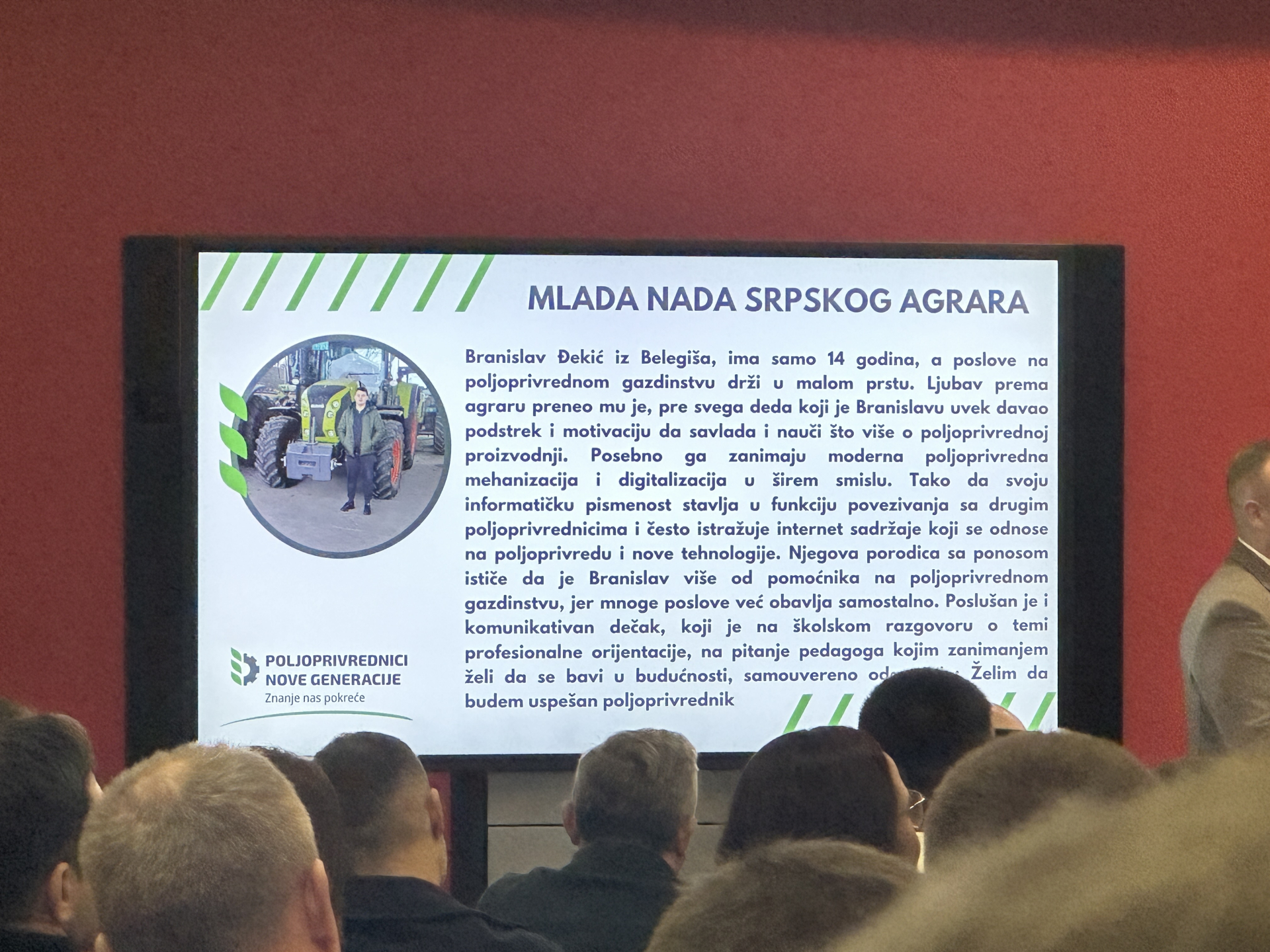 Prvi radni kombinezon dobila kad je imala sedam godina, danas sa setrom obrađuje na hektare zemlje: Jovana iz Gajdobre studira u Beču ali i radi sve poslove na imanju, ona je poljoprivrednica nove generacije/ Foto: RINA