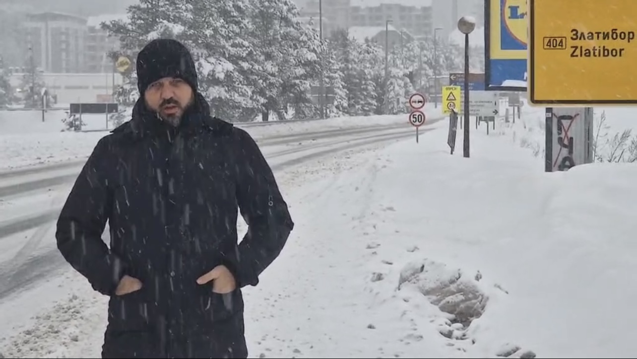 Snežna mećava satima ne prestaje, na Zlatiboru tokom noći palo još desetak centimetara: Preko 20 kamiona čiste puteve, saobraćaj se odvija otežano