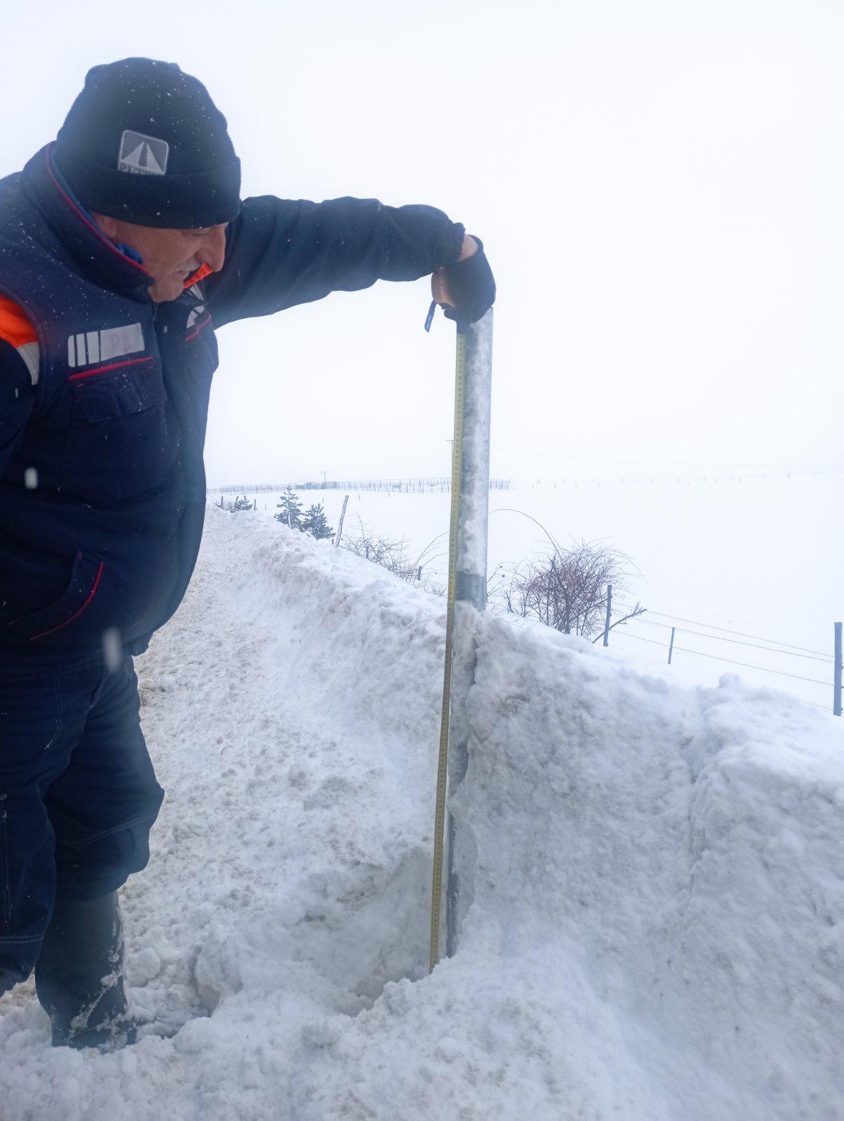 Metar snega na Borovoj Glavi, pada bez prestanka preko 20 sati: Neumorni putari sve vreme na terenu, nema predaha dok se svi pravci ne očiste (FOTO)