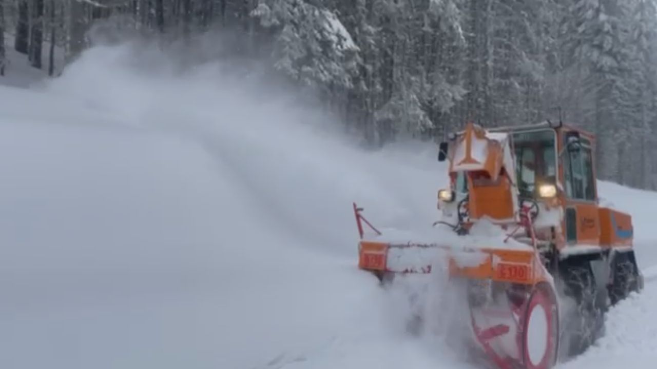 Potpuno zavejana kritična tačka na Goliji, vetar pravi nanose visine i do dva metra: Teška borba putara sa smetovima, vozači ovuda ne krećite na put (VIDEO)