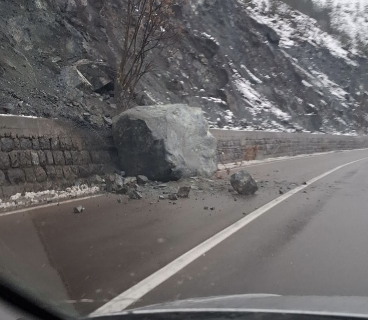 Stena i krupno kamenje survali se na put, sreća pa u tom trenutku niko nije prolazio: Pokrenuli se odroni na više putnih pravaca