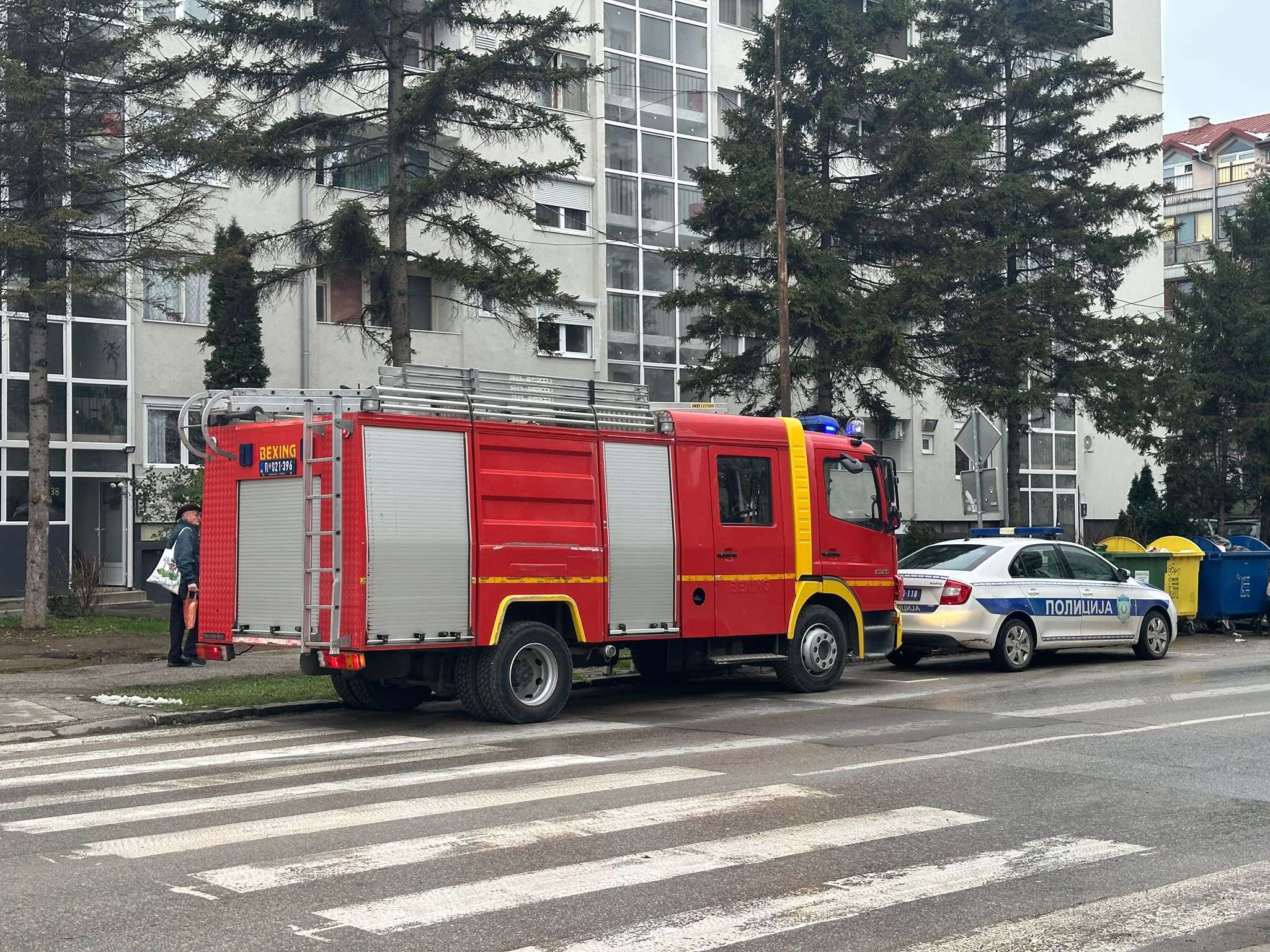 Požar izbio u stanu stambene zgrade u širem centru Čačka: Vatrogasci odmah stigli na lice mesta (FOTO)