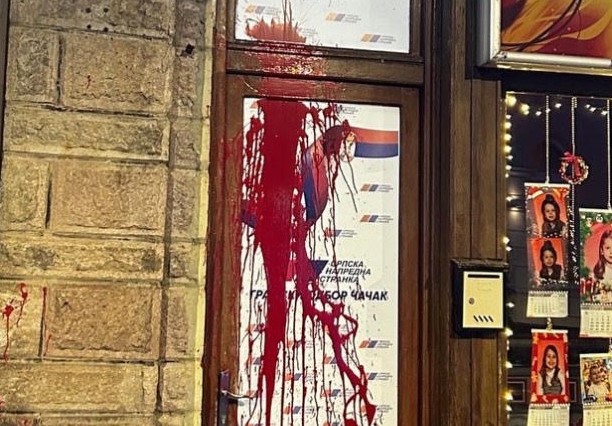 Još jedan napad na prostorije SNS u Čačku, oglasio se Gradski odbor ove stranke: Samo znaju da seju mržnju, uvrede i pretnje dok su im džepovi sve puniji