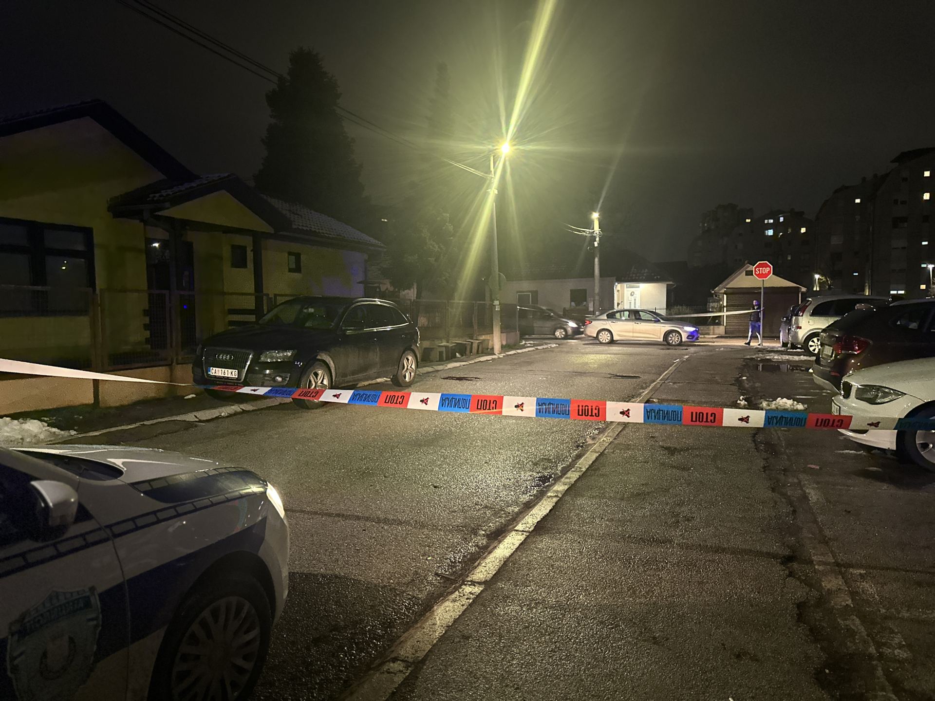Sve se desilo usred dana, krv još uvek na trotoaru: Prve slike sa lica mesta pucnjave u Čačku, oštećen i audi a napadač u bekstvu (FOTO)