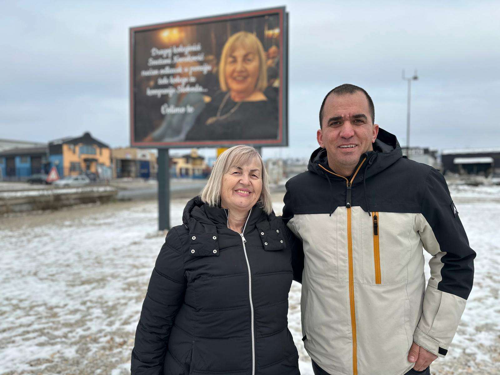 Pronašli smo Snežanu o kojoj priča čitava Srbija: Buduća penzionerka iz Čačka ostala bez teksta kad je videla bilbord sa svojim likom, divan gest kolega zauvek će pamtiti (FOTO)