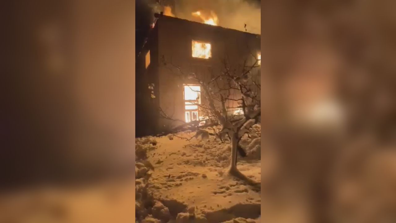 Drama kod Prijepolja: Vatra progutala porodičnu kuću u selu Hisardžik, samo pukom srećom vladnici nisu bili unutra (FOTO)(VIDEO)