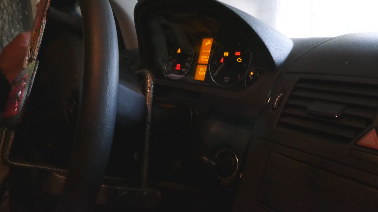 Dobio mercedesa na lutriji i sa njim prešao samo 117: Vladislav sa Kosmaja čuva svog četverotočkaša ko oči u glavi, mnogi žele da ga kupe ali ga on ne daje ispod ove cene (FOTO)