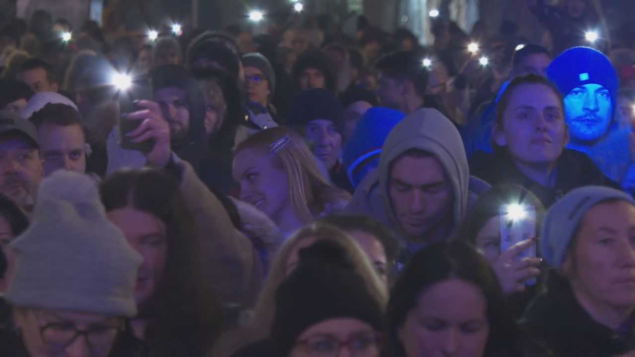 Sjajna atmosfera na trgu u Čačku: Građani ušli u Novu godinu sa Tijanom Dapčević i Amadeus bendom, sve dežurne službe radile tačno i odgovorno (FOTO)(VIDEO)