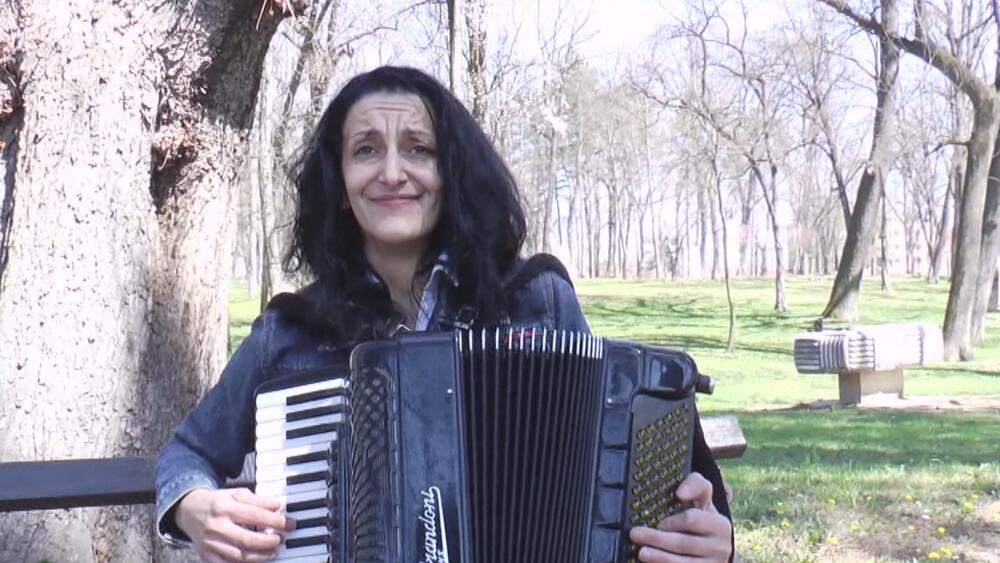 Dve godine sam plakala dok mi nisu kupili harmoniku, od tada se od nje odvajam: Biljana je jedna od retkih virtuoza na tom instrumentu, svoj hleb i bukvalno zarađuje sa deset prstiju (FOTO)