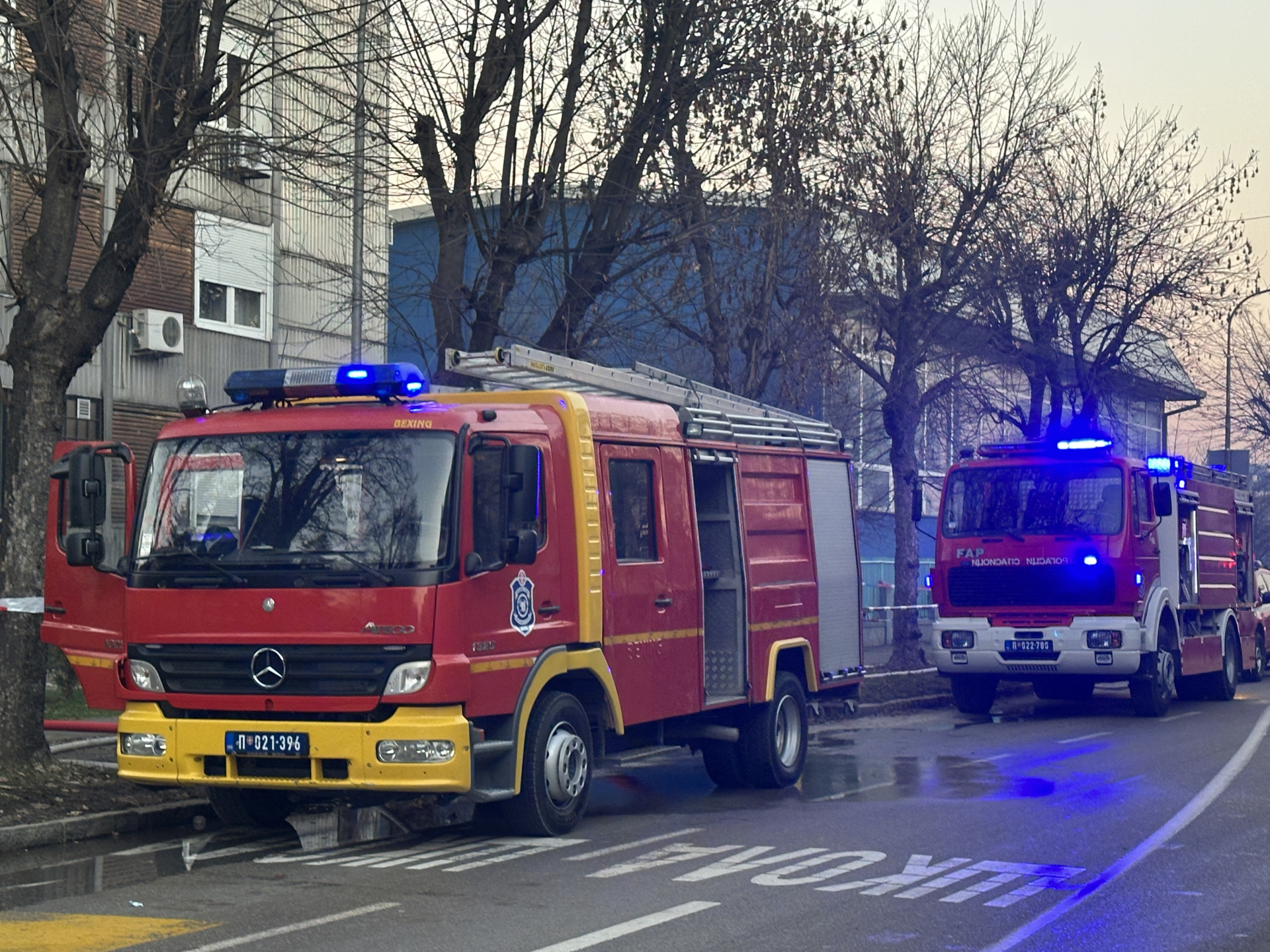 Haos u centru Čačka: Ogroman požar u stambenoj zgradi, jedna žena zbog gušenja dimom prebačena u bolnicu (FOTO)(VIDEO)