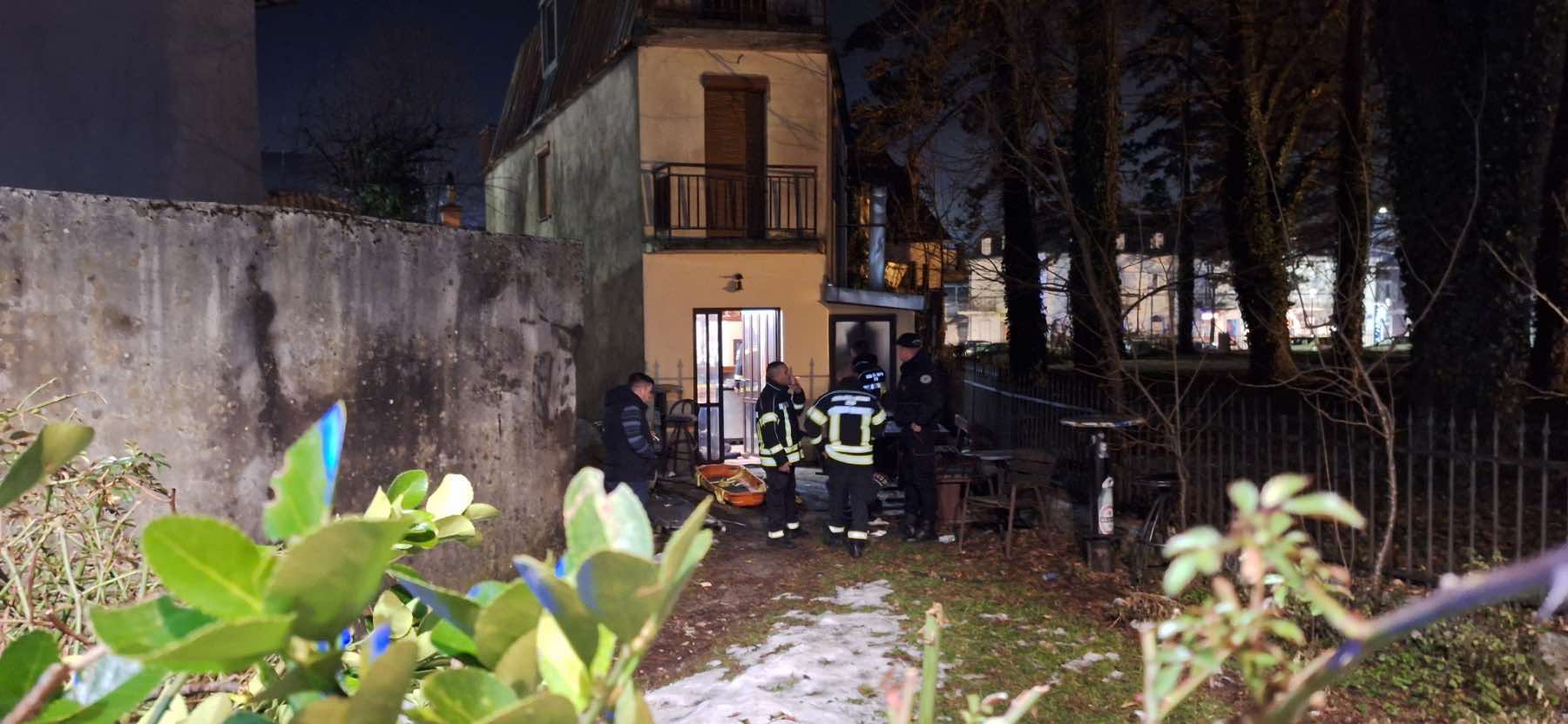 Ubica krenuo da beži pa naišao na majku sa dvoje dece i njih upucao: Ovo su slike sa lica mesta stravične tragedije na Cetinju (FOTO)