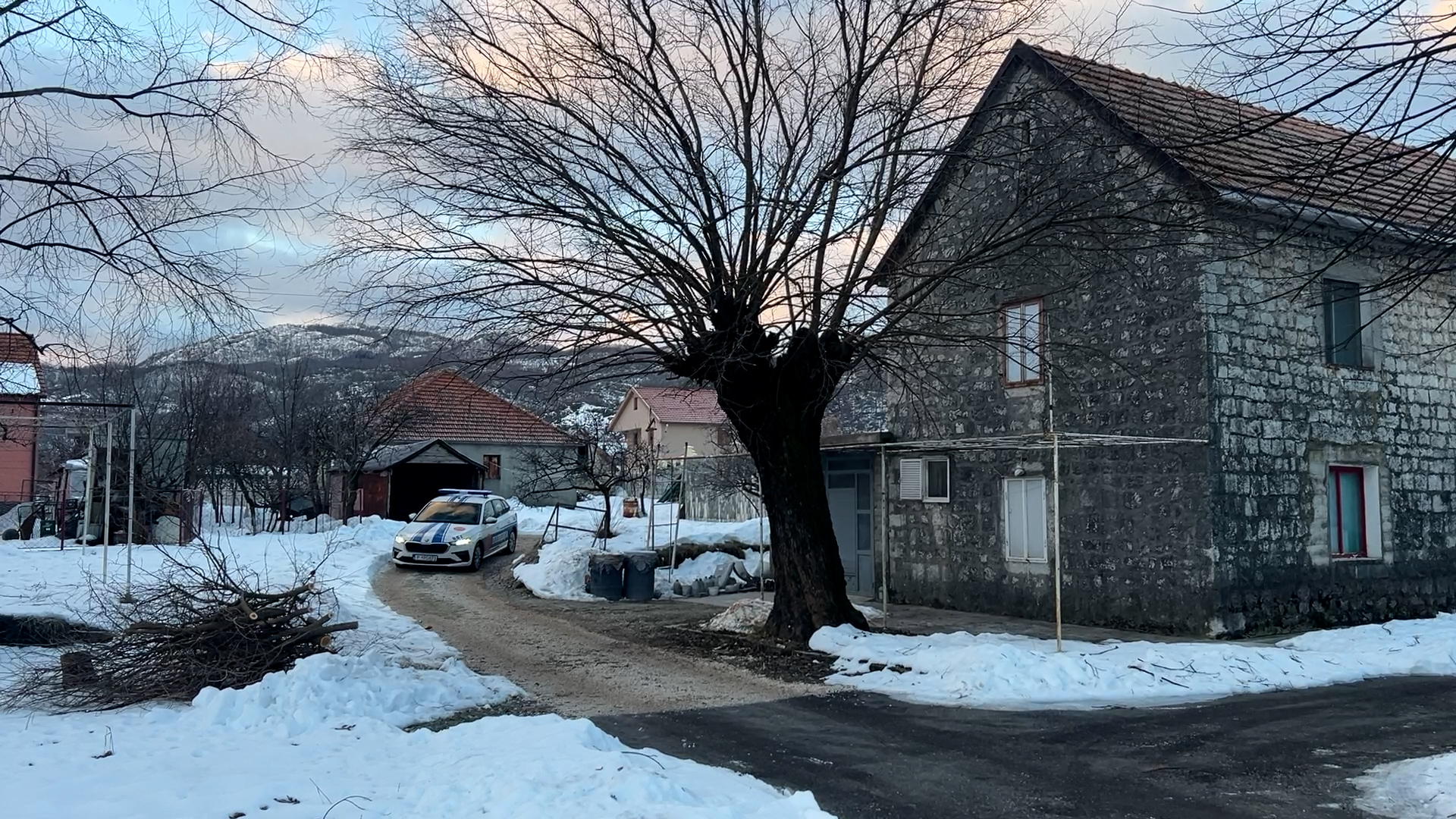Bio je miran čovek ko zna šta mu se desilo, nismo imali probleme sa njim: Ovo je kuća ubice sa Cetinja, krio sa od policije u svom domaćinstvu (FOTO)(VIDEO)