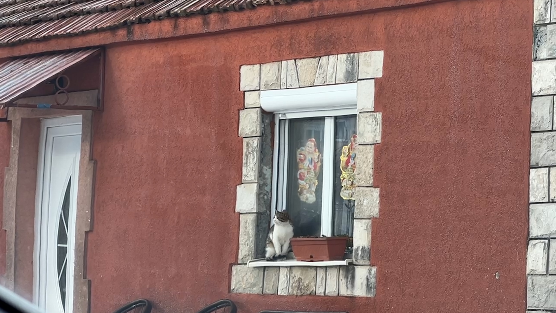 Sve vreme plačem, ubio je decu na pragu kuće: Monstrum sa Cetinja sejao smrt po naselju Bajice, ovo su slike sa lica mesta (FOTO)(VIDEO)