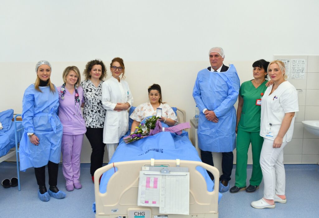 Zlatni dukat "Belog Andjela" ponosnoj mami: Marina na svet donela prvu bebu u 2025. godini, Viktorija rodjena samo tri minuta posle ponoći/ Foto: Grad Čačak