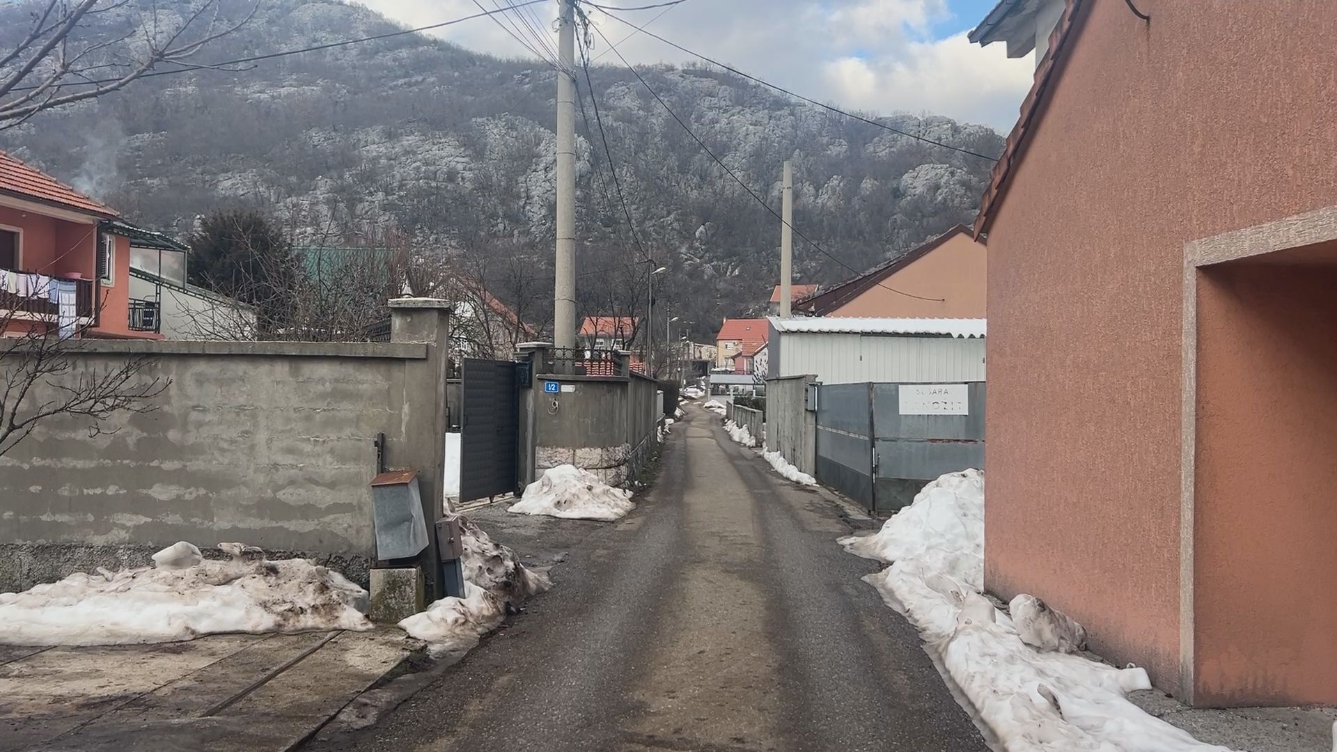 Jezivi prizori iz kafane smrti, meštani prepričavaju detalje maskara na Cetinju: Ubica otrčao do kuće da ubije njega, a upucao njegovu ženu majku dvoje dece (FOTO)(VIDEO)
