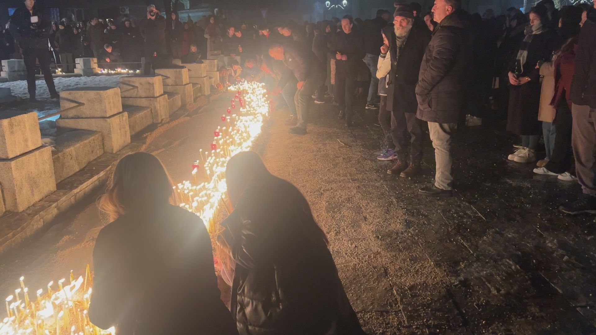 Nismo se oporavili ni od masakra Borilovića, sad nas je ovo snašlo: Potresne slike sa Cetinja, na stotine zapaljenih sveća u znak sećanja na ubijene nedužne ljude (FOTO)(VIDEO)
