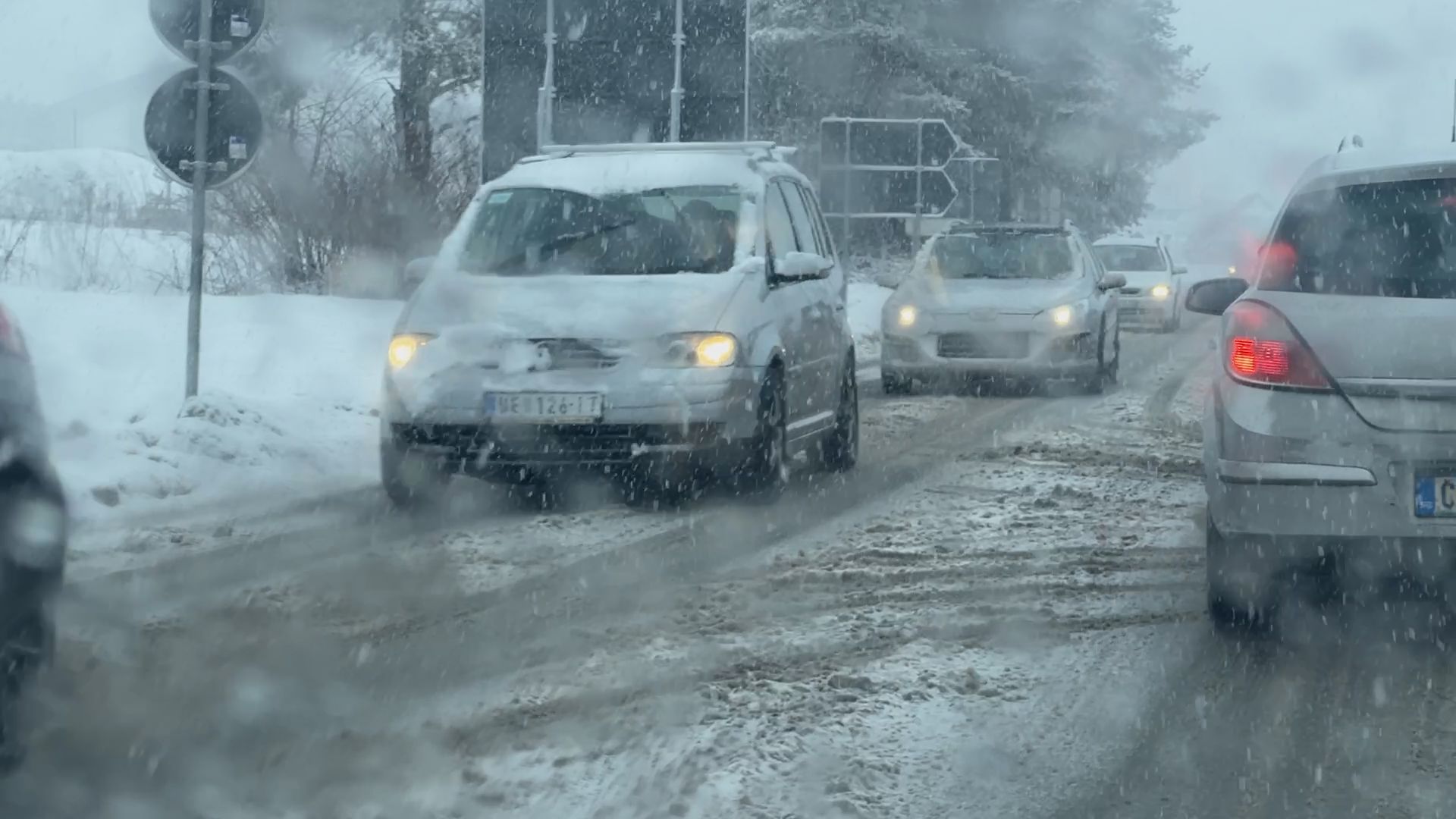 Jaka snežna mećava na Zlatiboru: Kolaps na ulasku u sam centar na kružnom toku - formirana dugačka kolona, putari su već na terenu (FOTO)(VIDEO)