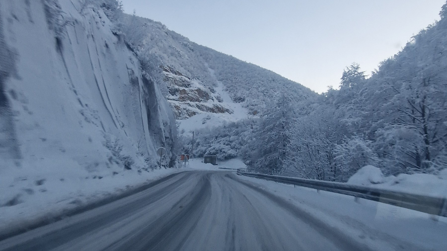 Ledeno jutro na Zlatiboru, pojačano se posipaju so i rizla na puteve: Besana noć iza putara, mećava stala tek oko 2 sata posle ponoći - u Novoj Varoši dosta ljudi bez struje (FOTO) 