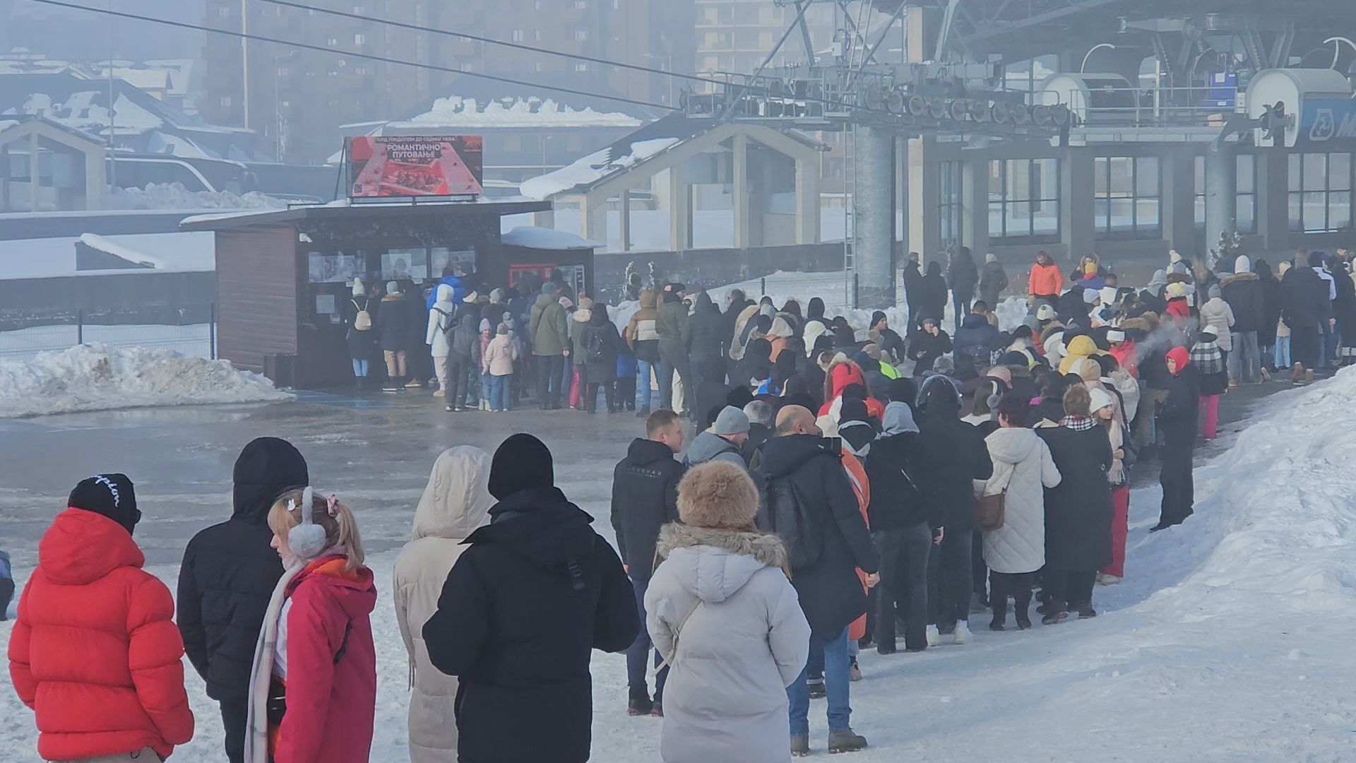 Hit slike sa Zlatibora, za vožnju gondolom čeka se u dugačkom redu: Srpska planina ponovo oborila sve rekorde, dnevno bilo na stazama preko 2.000 skijaša (FOTO) 