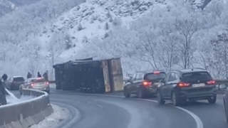 Kamion prevrnut na magistrali izmedju Kraljeva i Novog Pazara, točkovi u vazduhu: Teret koji je prevožen rasuo se po kolovozu (FOTO)
