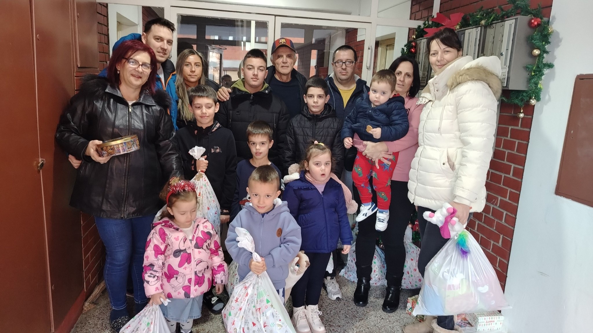 Oni su stanari za primer i komšije za pohvalu: Gradjani Topole svojim primerom pokazuju da su jedna velika porodica, svoje mališane obradovali paketićima (FOTO)