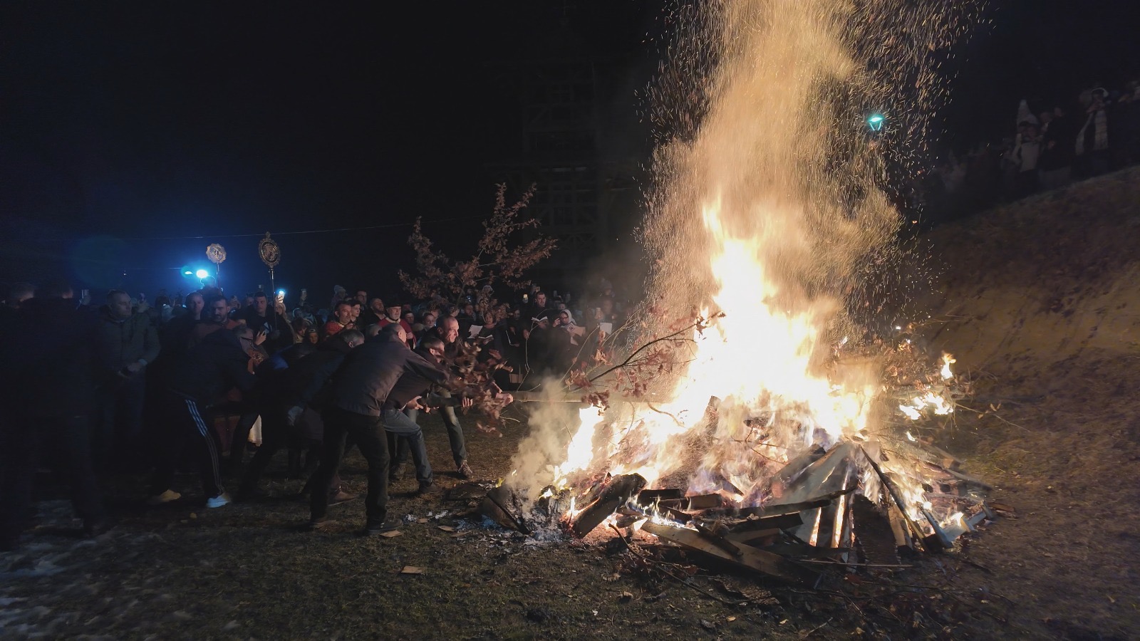 Bila sam u mnogo hramova, ali ovo je nešto posebno: Veličanstvena slika poslata sa ustaničkog Ljubića, veliki broj vernika na brdu pored svetinje tokom paljenja badnjaka (FOTO)