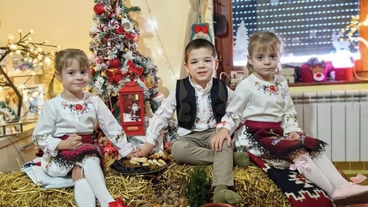 Prelepa praznična slika iz doma Đukića kod Požege: Marija i Nebojša svoju decu od malena uče srpskim običajima i tradiciji (FOTO)
