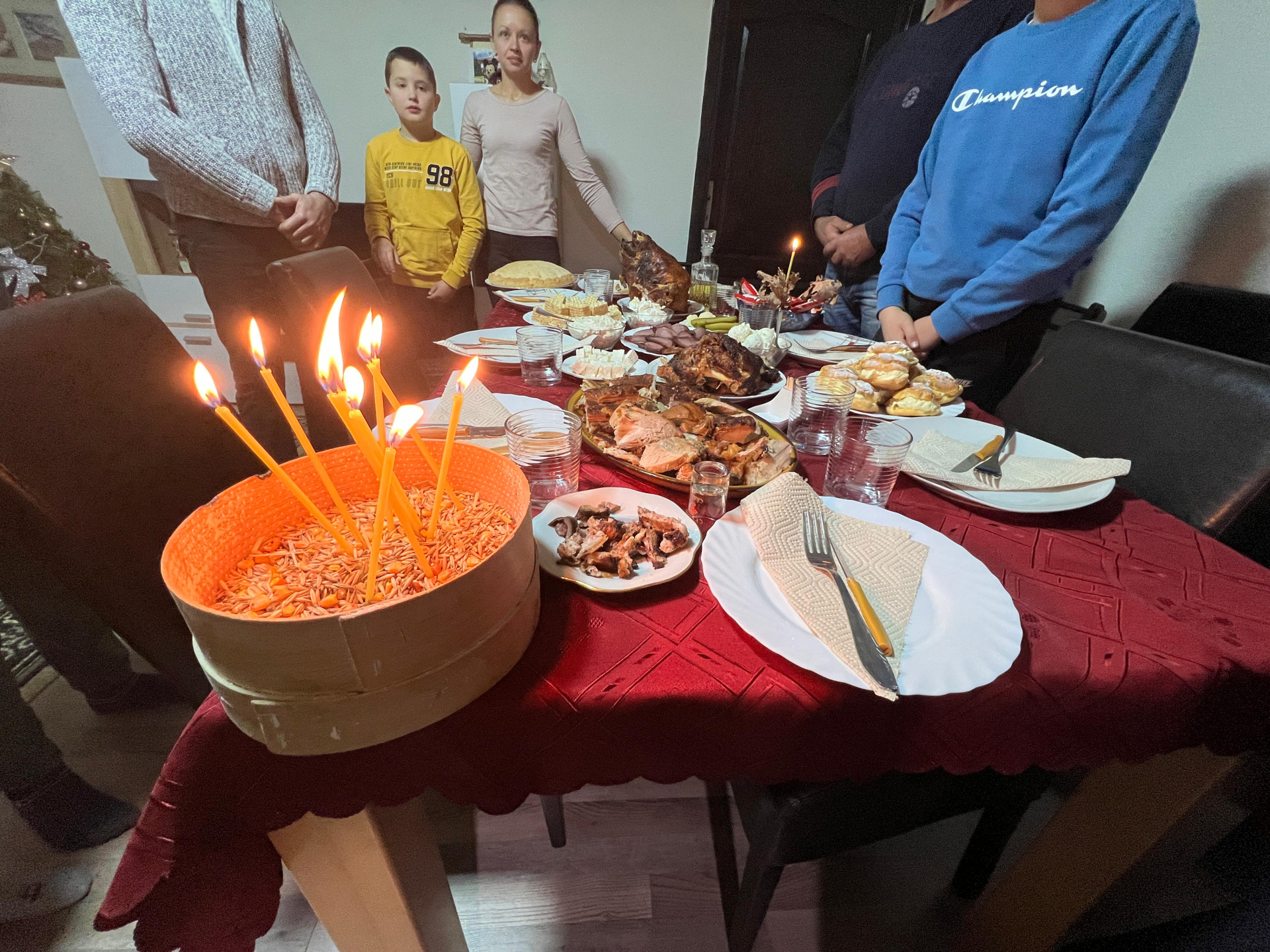 Samo sloga Srbina spasava: Porodica i ljubav nikad ne izlaze iz mode, Vasovići iz sela Skakavci kod Kosjerića po starim običajima slave Božić (FOTO)