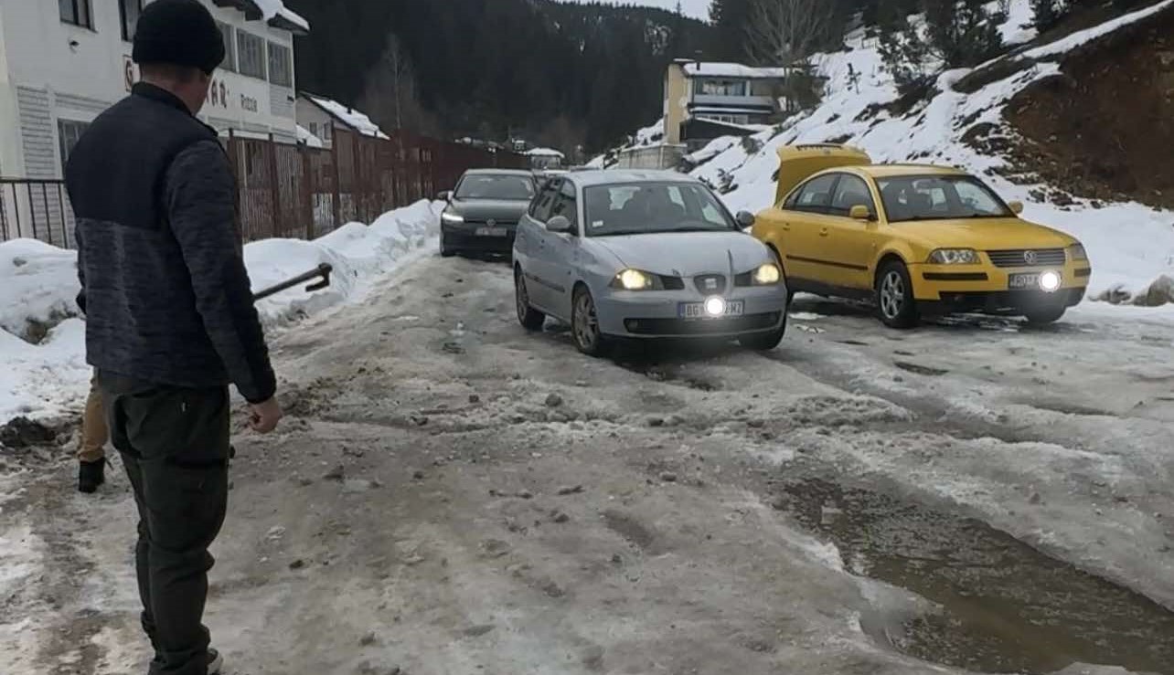 Vozači morali da izađu napolje i sekirama razbijaju led: Teško stanje na prilaznom putu do nekoliko sela, sve zabeležila poznata mama iz Crne Gore - nije život instagram (FOTO)