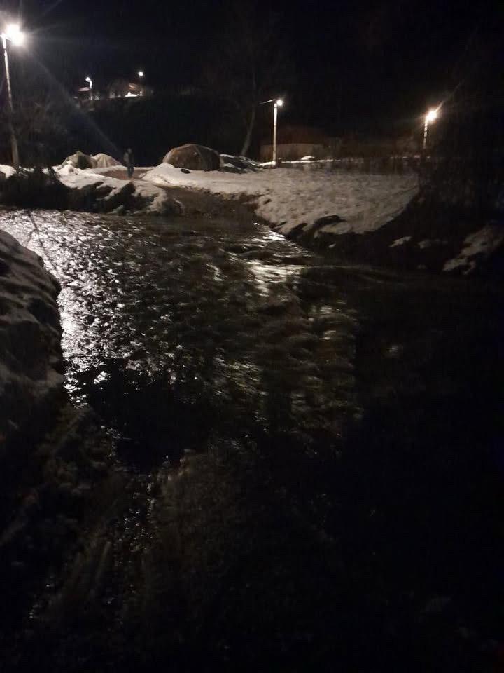 Drama kod Lučana: Mladića u zaglavljenom vozilu nosila nadošla bujica, spasili ga heroji meštani (FOTO)