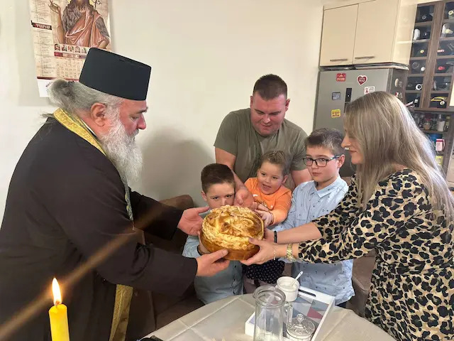 Nakon Badnjeg dana i Božića ova domaćica spremila je i slavu: Klisarići iz Mršinaca slave Svetog Stefana, na troje dece prenose ljubav prema veri i tradiciji (FOTO)