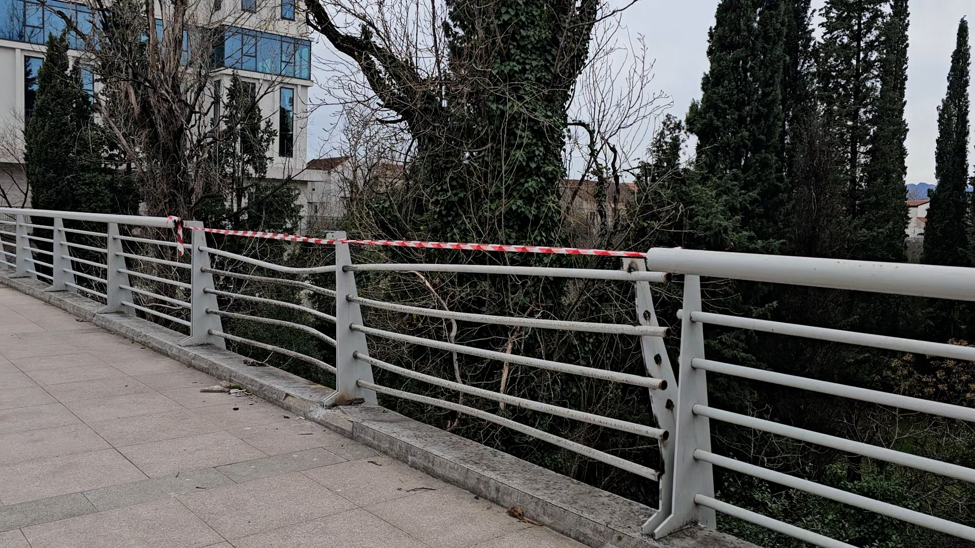 Preko 20 intervencija tokom jednog dana, vetar pravi haos u Podgorici: 12 vatrogasaca sa pet vozila gasilo i veliki požar (FOTO) 