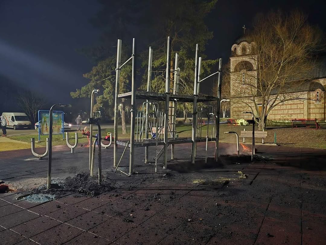 Da li je miguće da je neko ovo uradio - zapaljeno dečje igralište u Požegi: Povodom incidenta oglasio se predsednik opštine, policija traga za bahatim počiniocima (FOTO)