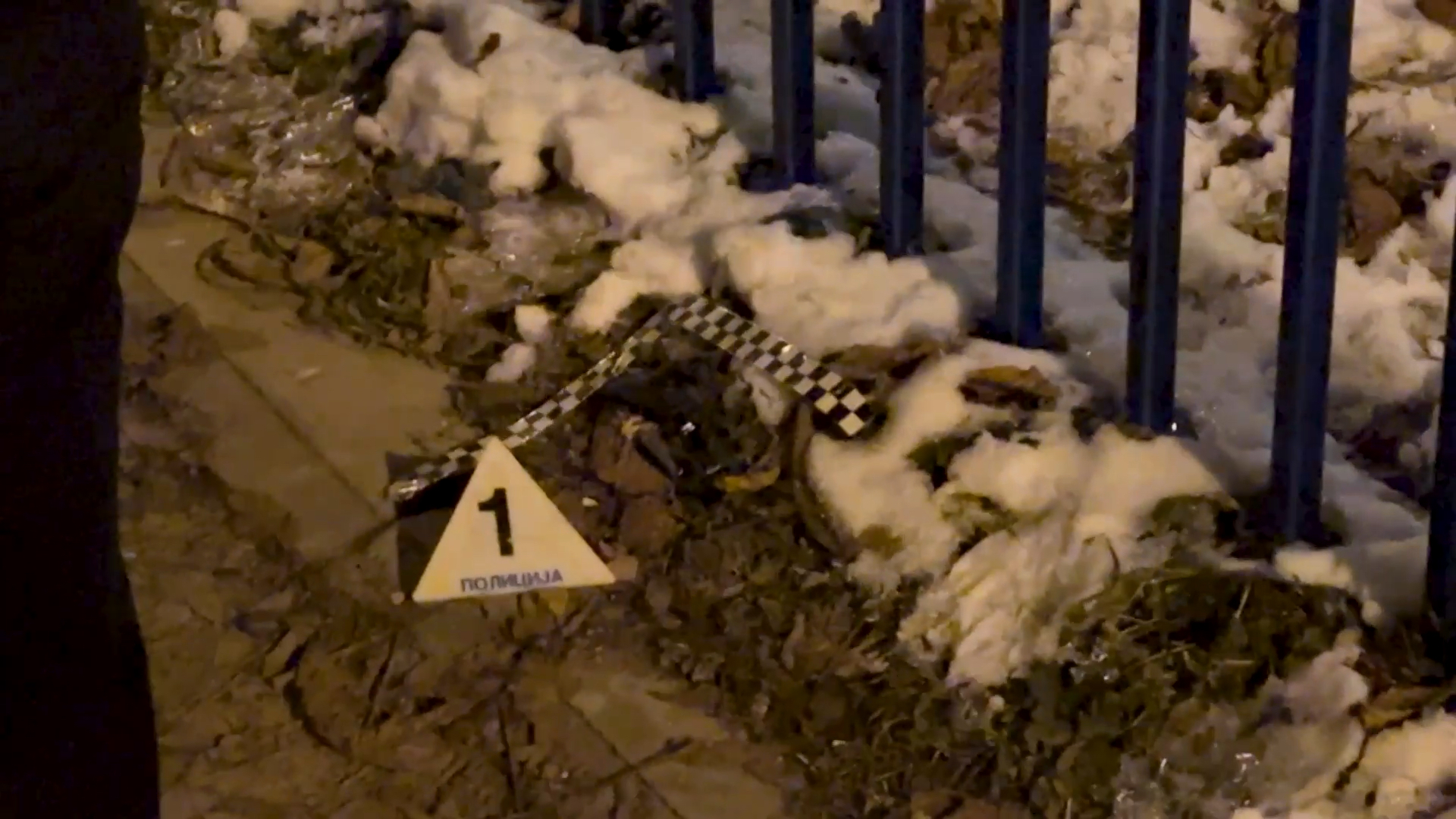 Sevali noževi u blizini policijske stanice u Novom Pazaru: Sukob dvojice mladića, jedan ranjen i prabačen u bolnicu (FOTO)(VIDEO)