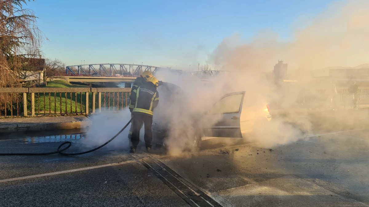 Mladići u Nikšiću zapalili tudji automobil na parkingu: Odmah uhapšeni i podignute krivične prijave