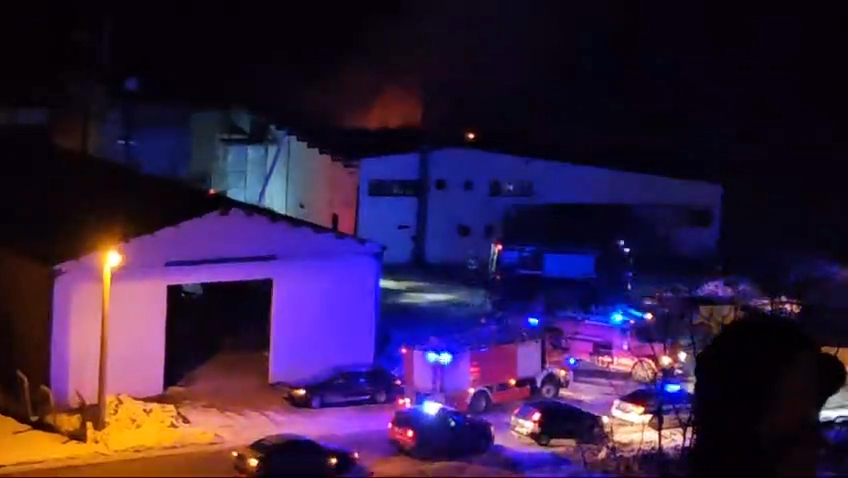 Vatra se razbuktala na preko 800 metara kvadratnih: Pripadnici vatrogasnih jedinica uz puno muke lokalizovali požar na dragačevskoj peletari
