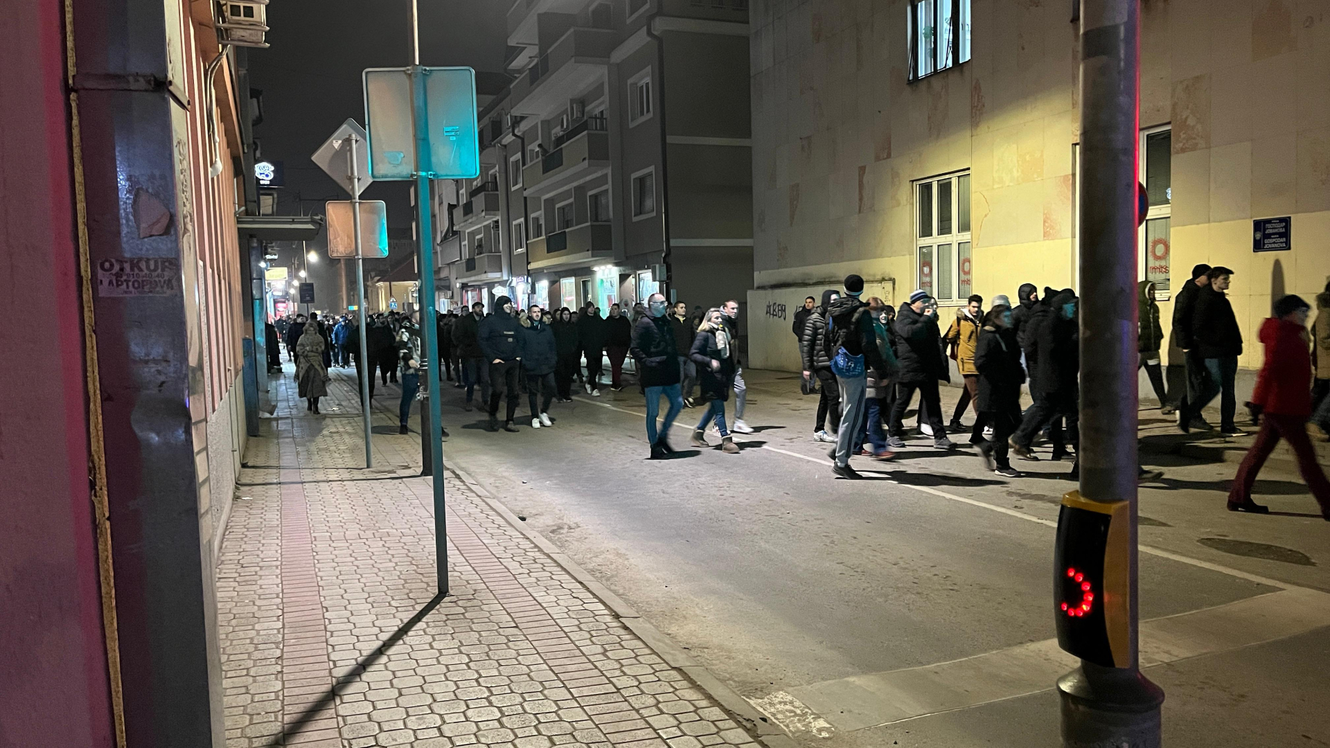 Protest podrške napadnutom čačanskom profesoru: Okupljeni građani prošetali centralnim ulicama - zviždanje ispred kuće gradonačelnika/ Foto: RINA